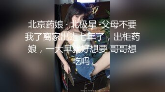 表姐穿的睡裙没戴胸罩在烫衣服,我直接从后面拍到她两只白嫩嫩肉颤颤的大奶子