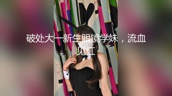 哺乳期少妇，高颜值大耳环奶子很挺奶水听足，挤奶水给狼友喝全程露脸激情大秀，弯钩大假鸡巴抽插骚穴呻吟